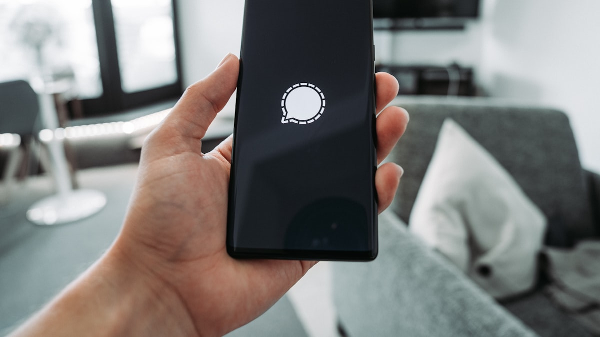 Pessoa controlando um dispositivo pelo aplicativo do celular
