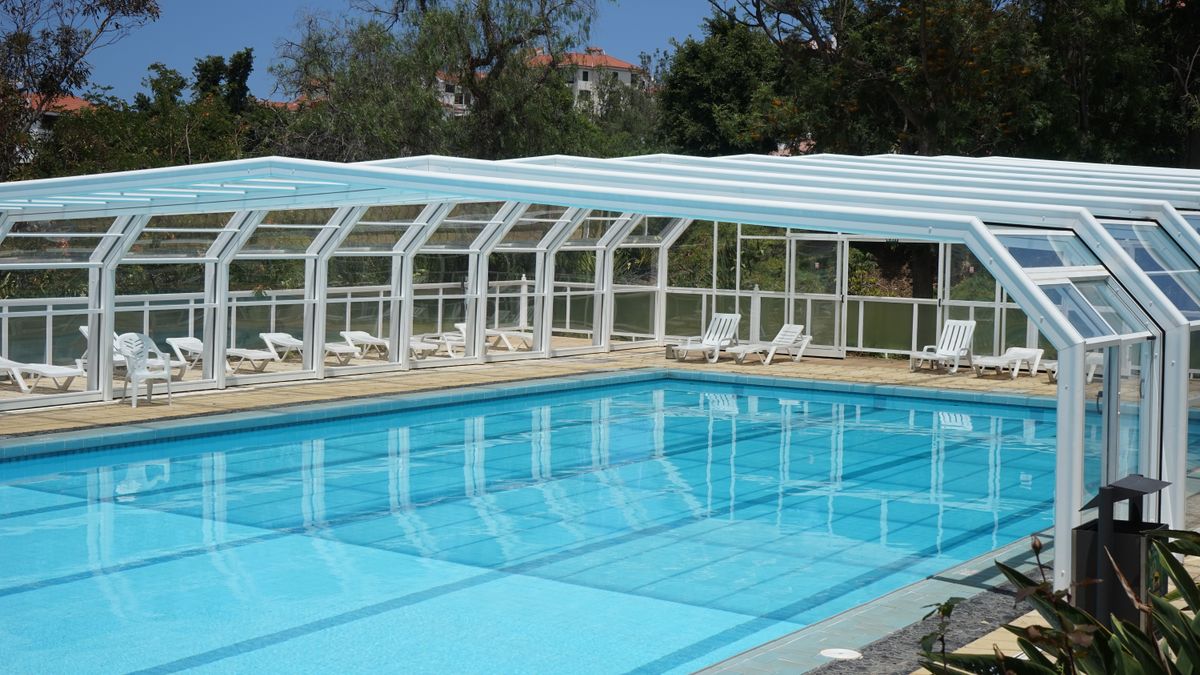 Piscina com cobertura retrátil de vidro e alumínio