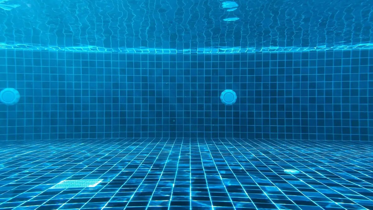 Vista subaquática de piscina revestida em pastilhas azuis