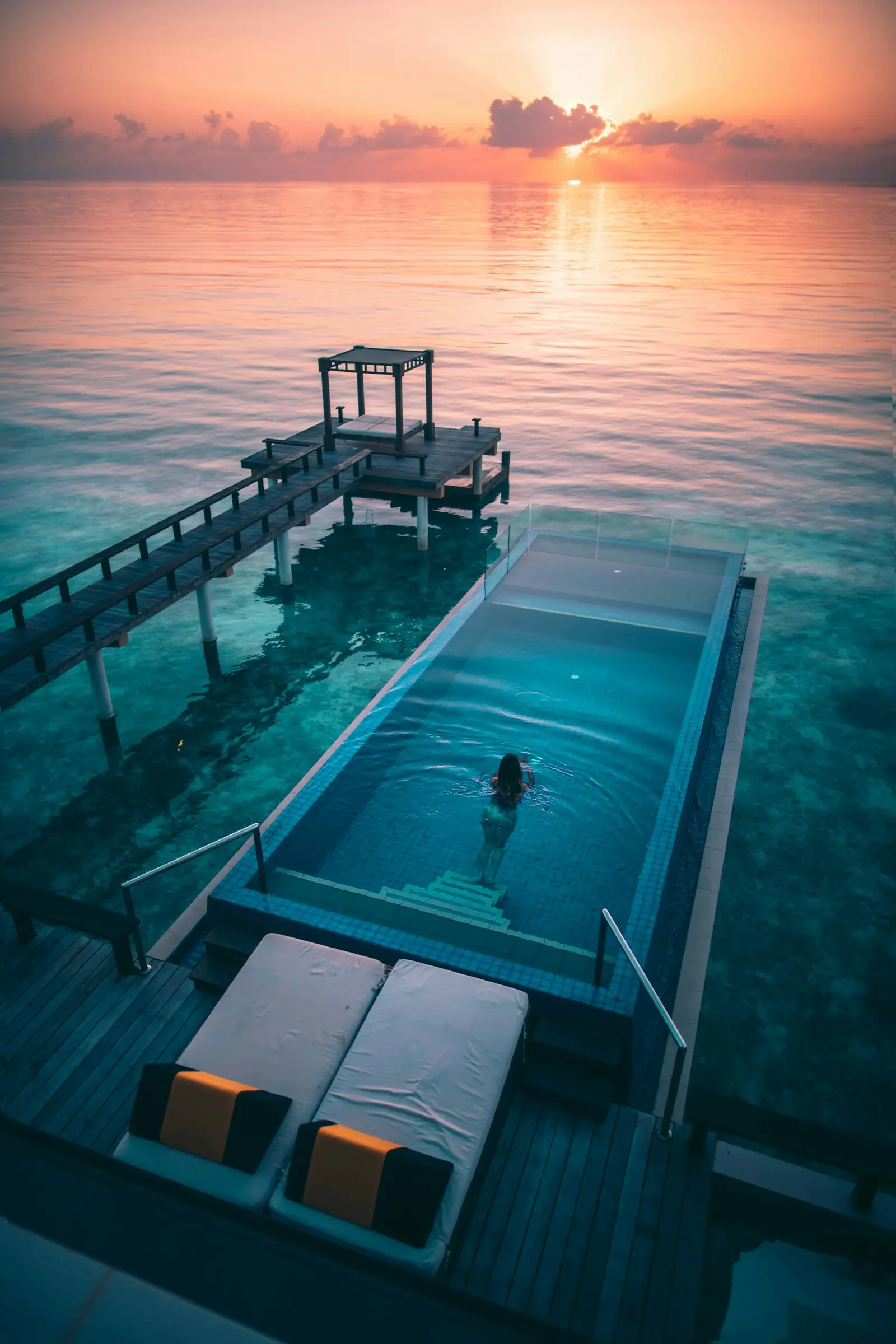 Piscina ao entardecer executada pela Cia H2O
