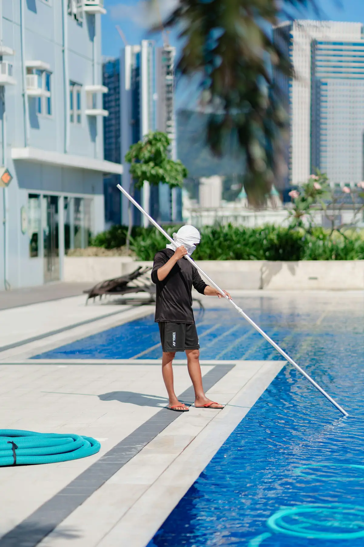 Equipe técnica da Cia H2O realizando manutenção de piscina