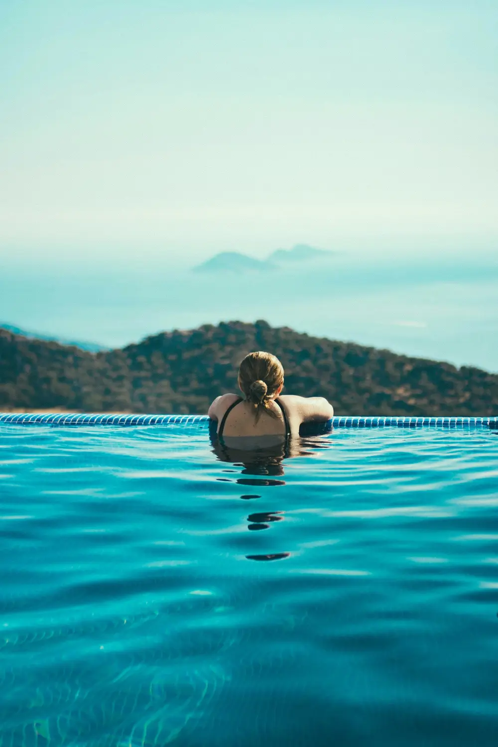 Piscina iluminada ao entardecer