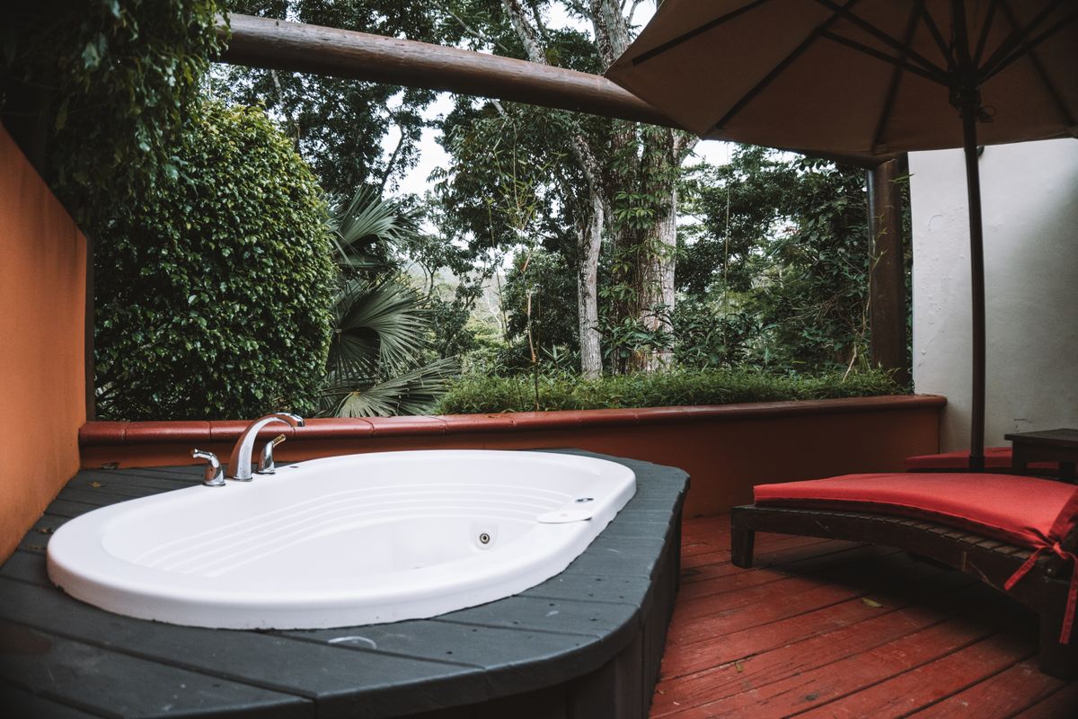 Spa de fibra instalado em deck externo