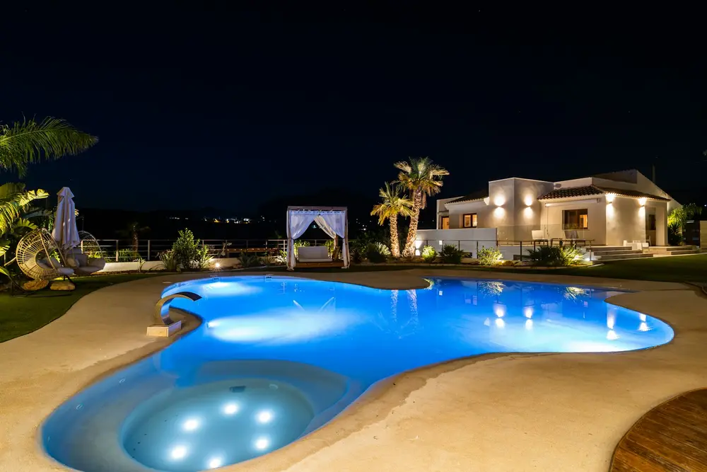 Iluminação LED da piscina à noite